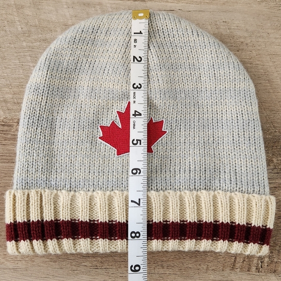 Canada Maple Leaf Embroidered Winter Hat - Picture 10 of 11